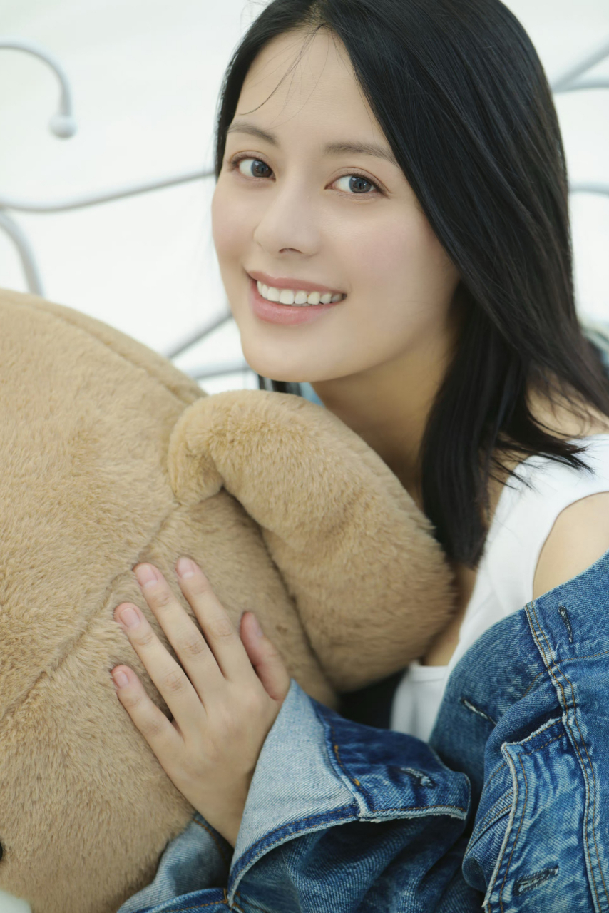 王力可是一个很有质感的演员,清新脱俗的气质,五官深邃辨识度高,宁静