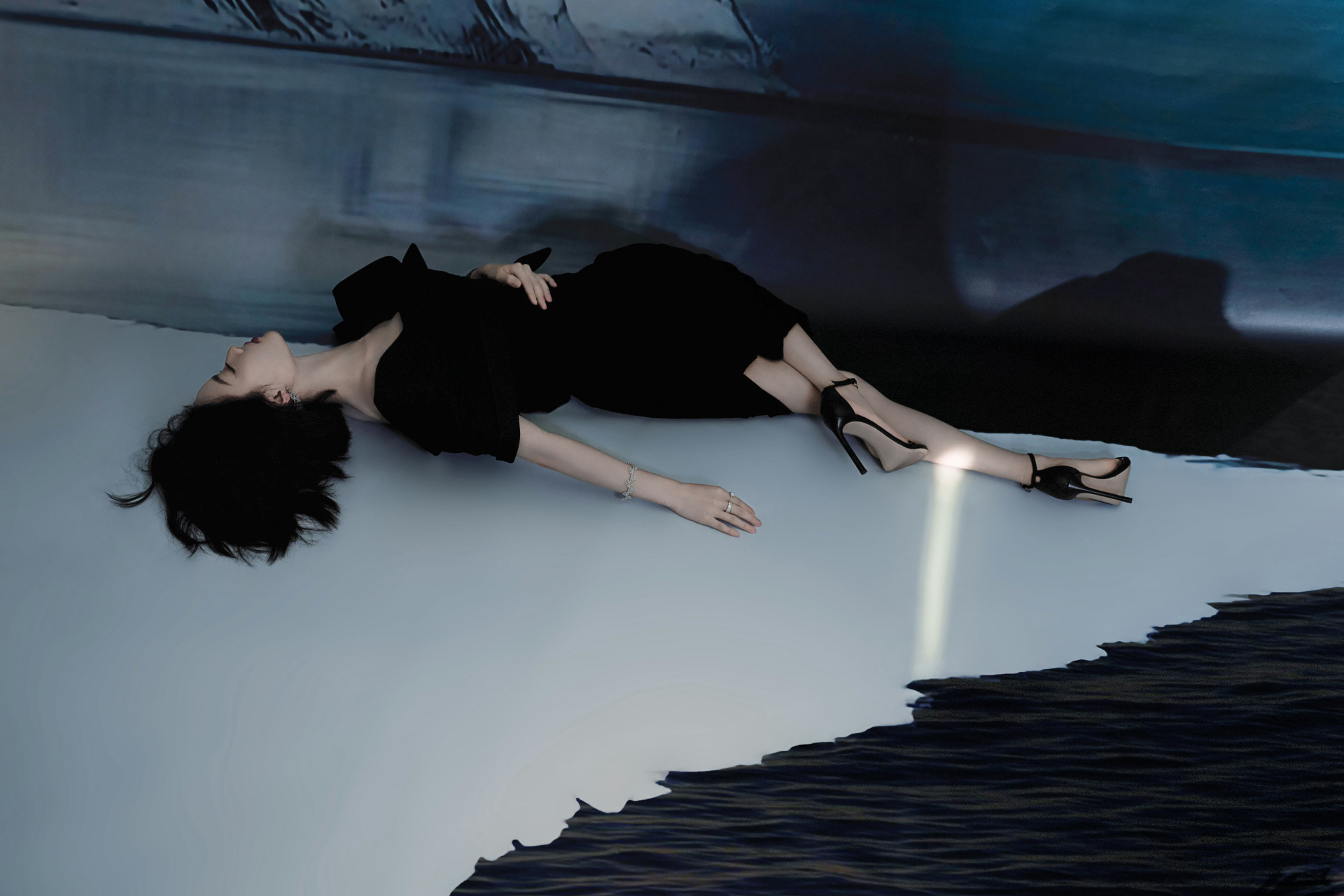 倪妮  性感美脚丫,这眼神好媚惑啊