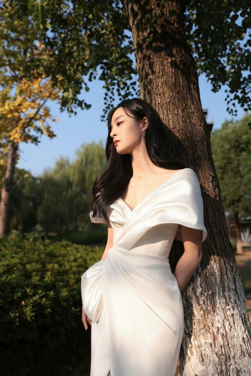 李莎旻子# 白色深v长裙,凸显优雅,性感知性,靓丽清纯