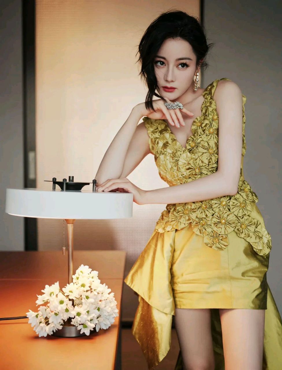 定制系列黄绿色立体花瓣礼服出席品牌活动 图来自迪丽热巴工作室官博