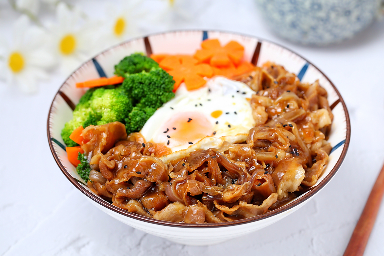 完胜吉野家的日式肥牛饭,汤汁浓郁营养丰富,花钱少吃得超满足!