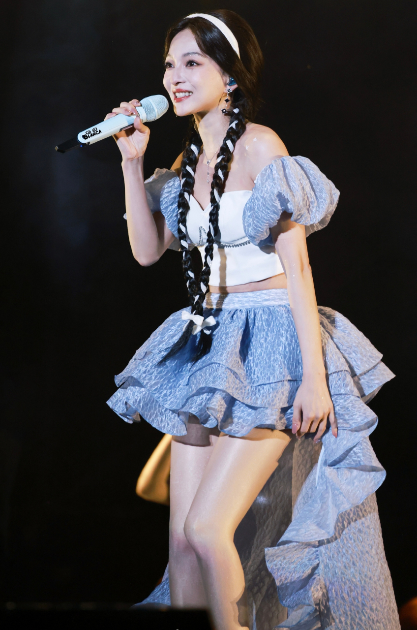 张韶涵演唱会服装,每套服装都穿有超博丝袜,魅力四射!#张韶涵演唱会
