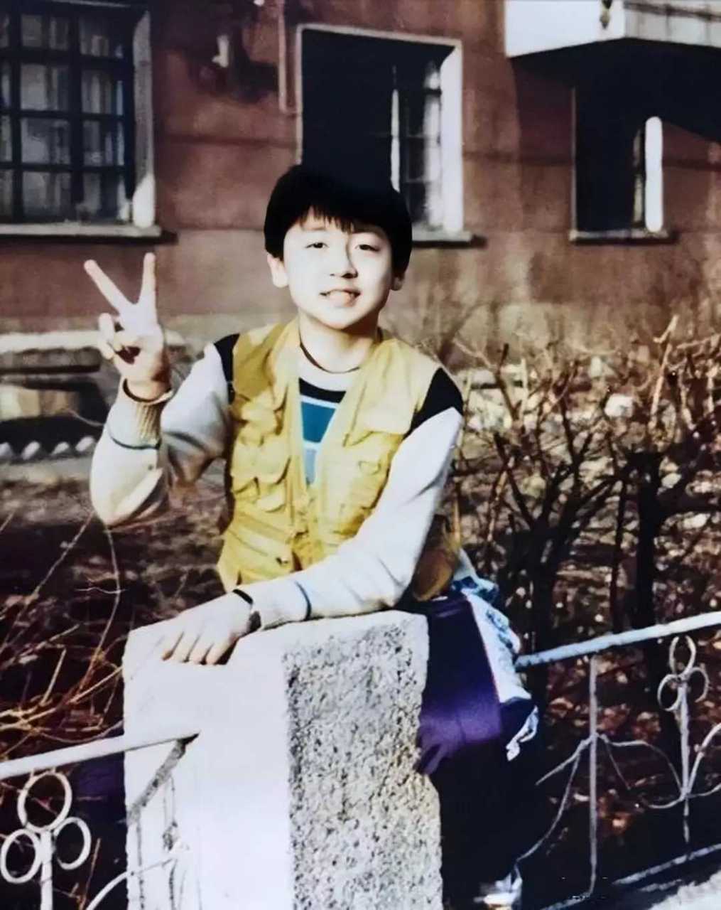 80年代,小时候的雷佳音是个眉目清秀的小帅哥.