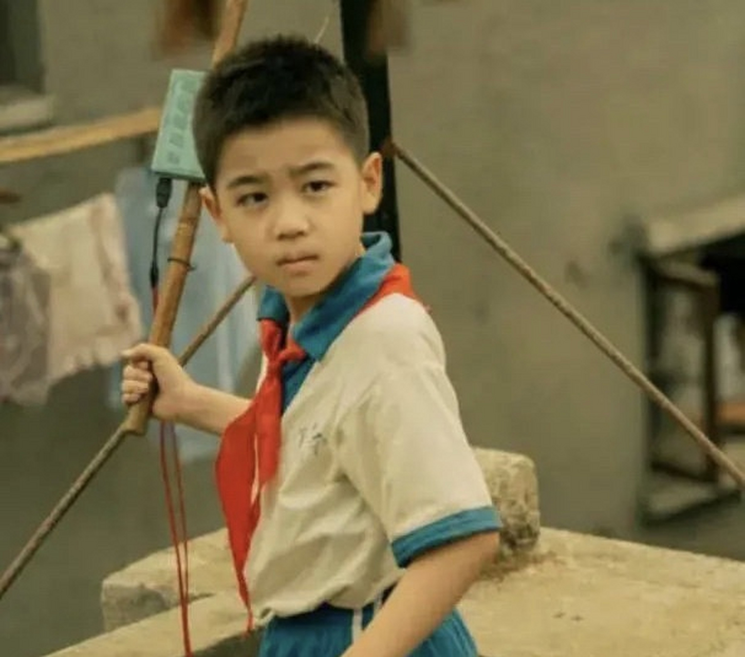 韩昊霖饰演庆余年里的小范闲,真的跟张若昀小时候很像,而且这小子演技