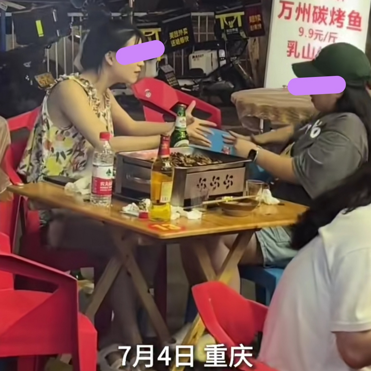 两女子街头拼酒,说好一次喝一杯,没想到女汉子不讲武德硬生生将一瓶酒