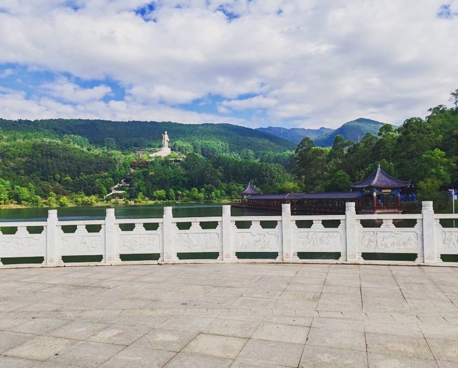 永川神女湖是一个融合了自然风光和人文景观的旅游胜地.