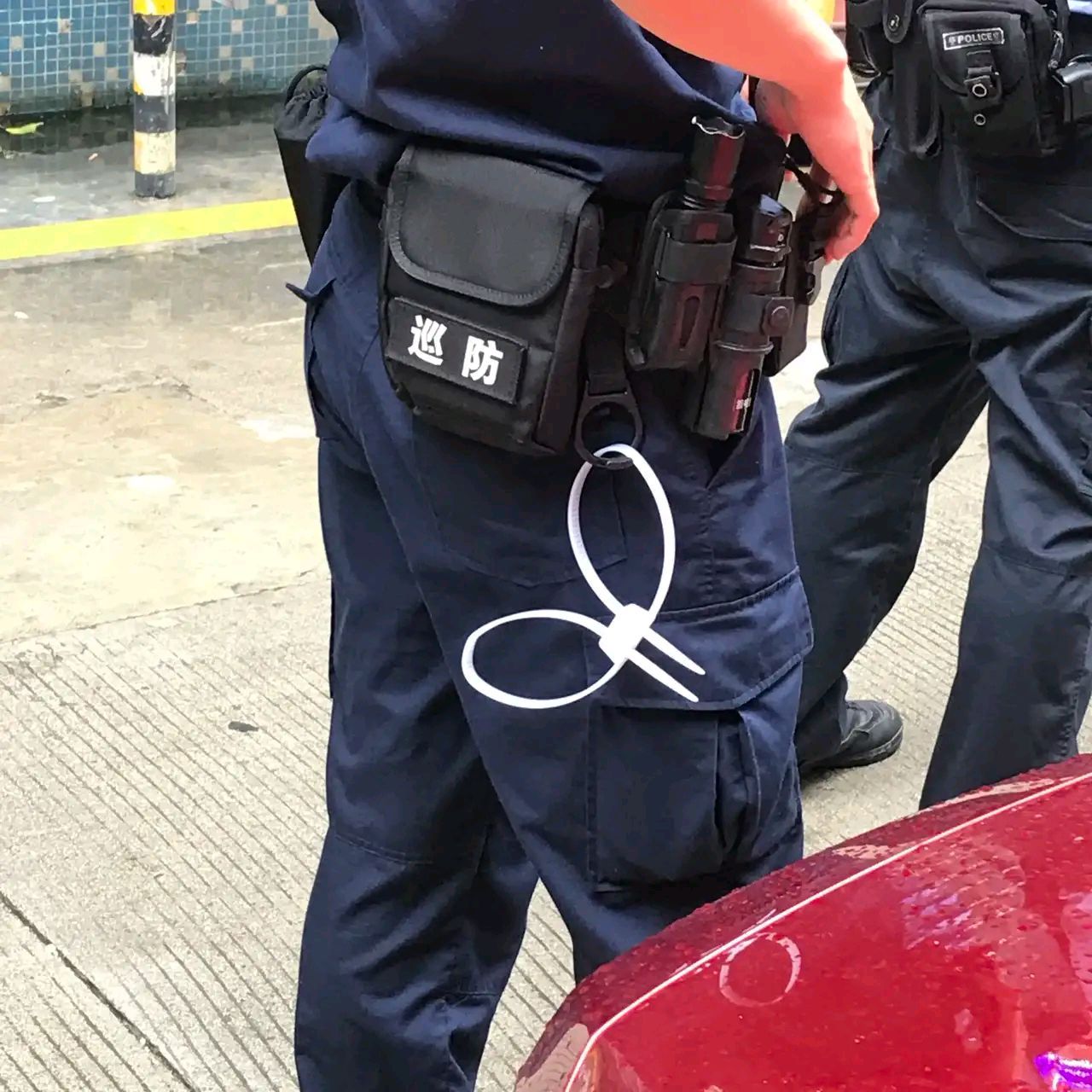 深圳 发现一名警察带一个辅警来现场辅警身上带着扎带很粗,很显眼