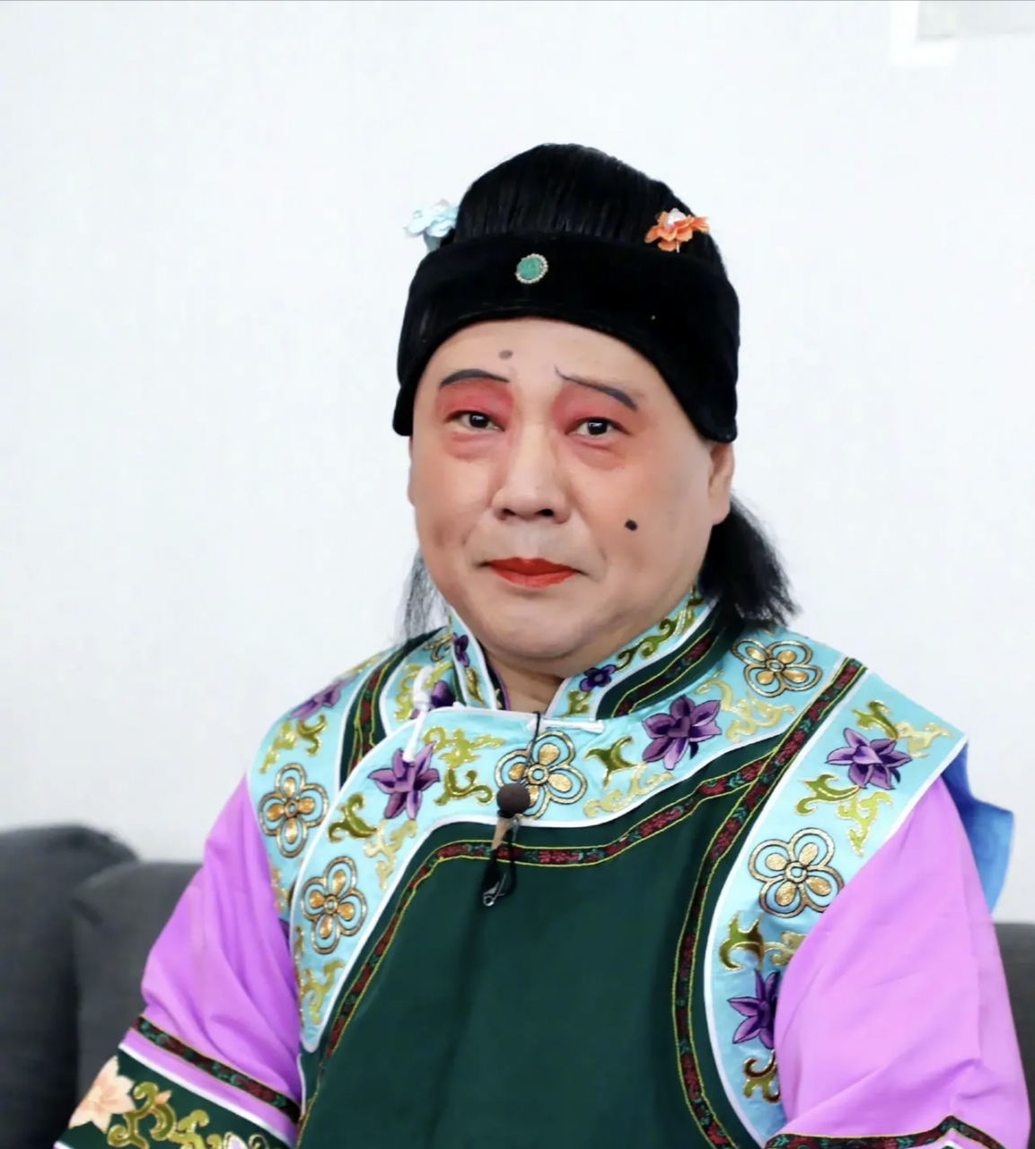 郭德纲在三庆园庆典里,男扮女装,真有点70岁老太太的感觉,特别是下巴