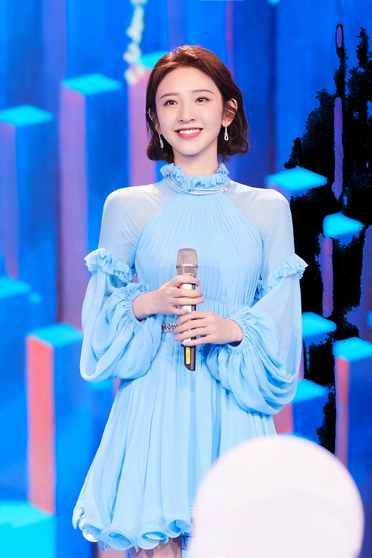 唐艺昕五四晚会造型,一袭蓝色浪花纱裙,温柔又轻盈