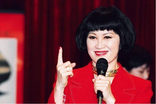 78岁高龄春晚前排稳坐了20年,富豪圈子熟面孔,她是何方神圣?