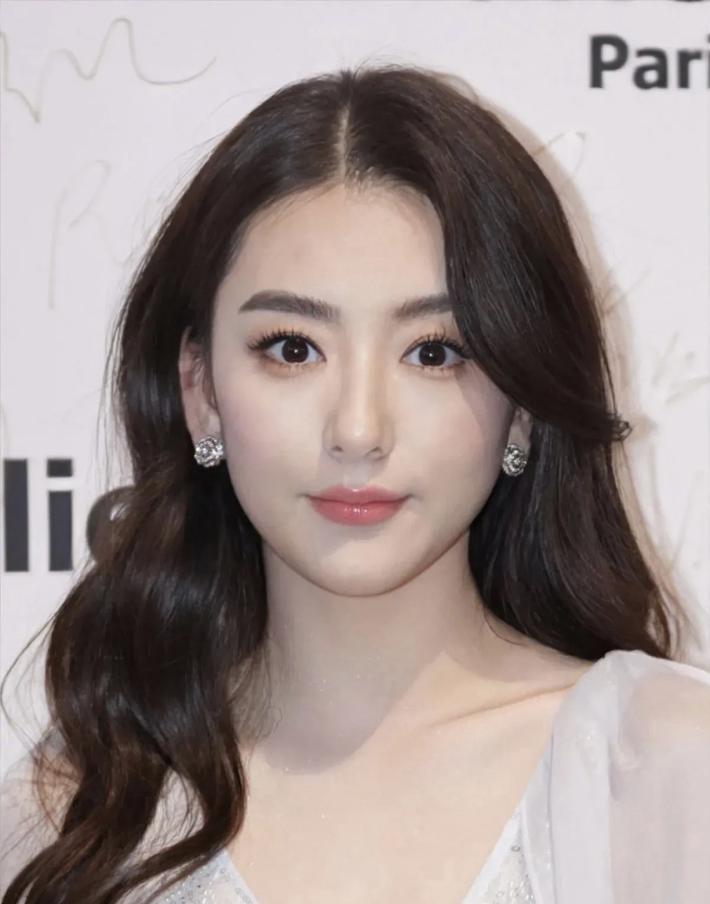 p图,这才是现实中看到的天王嫂方媛 鼻子好会长啊 ,一点鼻翼都没有