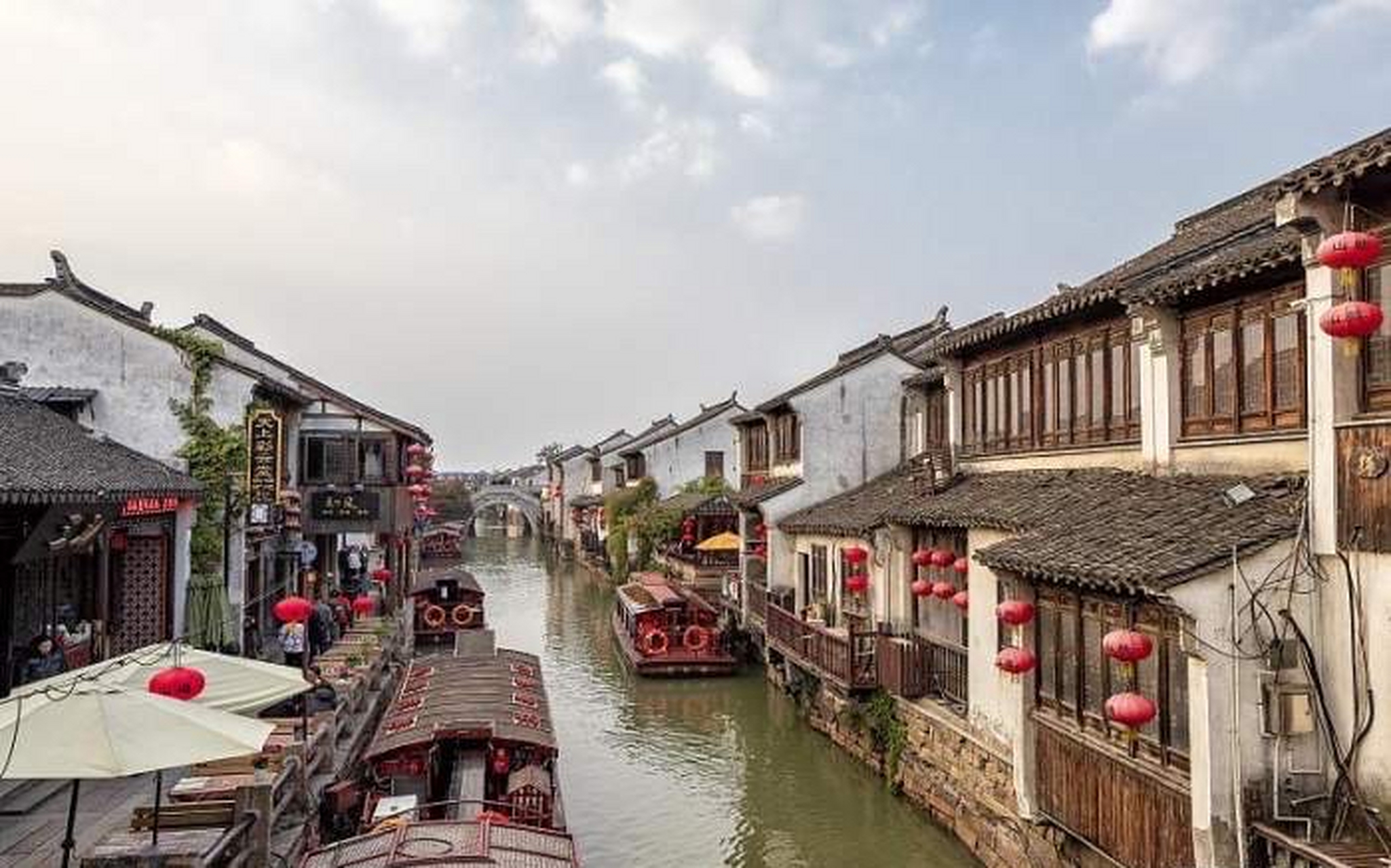 山塘街是苏州最具代表性的历史文化街区之一,街道两旁的建筑有数百年