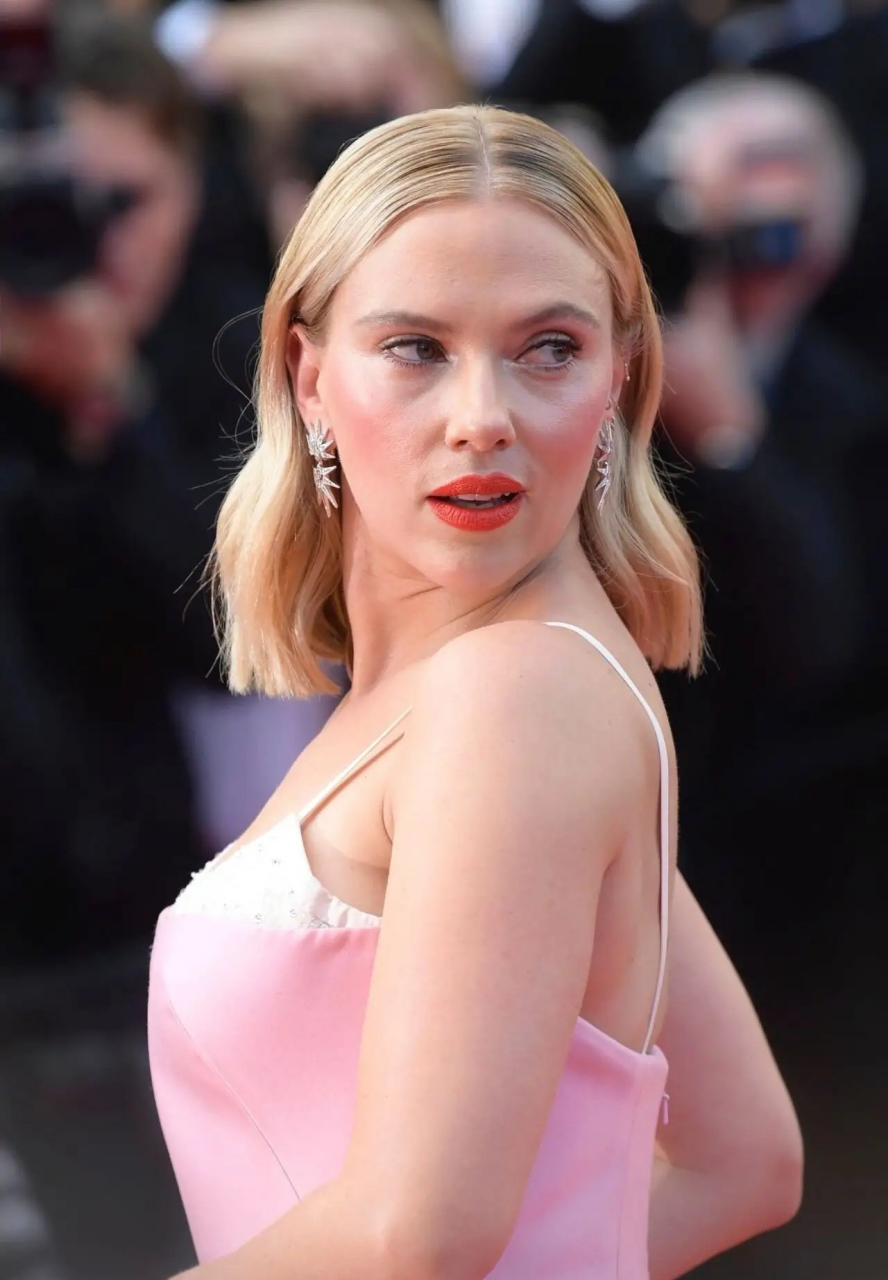 爆款练习生# "寡姐"斯嘉丽·约翰逊,身穿吊带礼服,曲线凹凸,丰腴性感