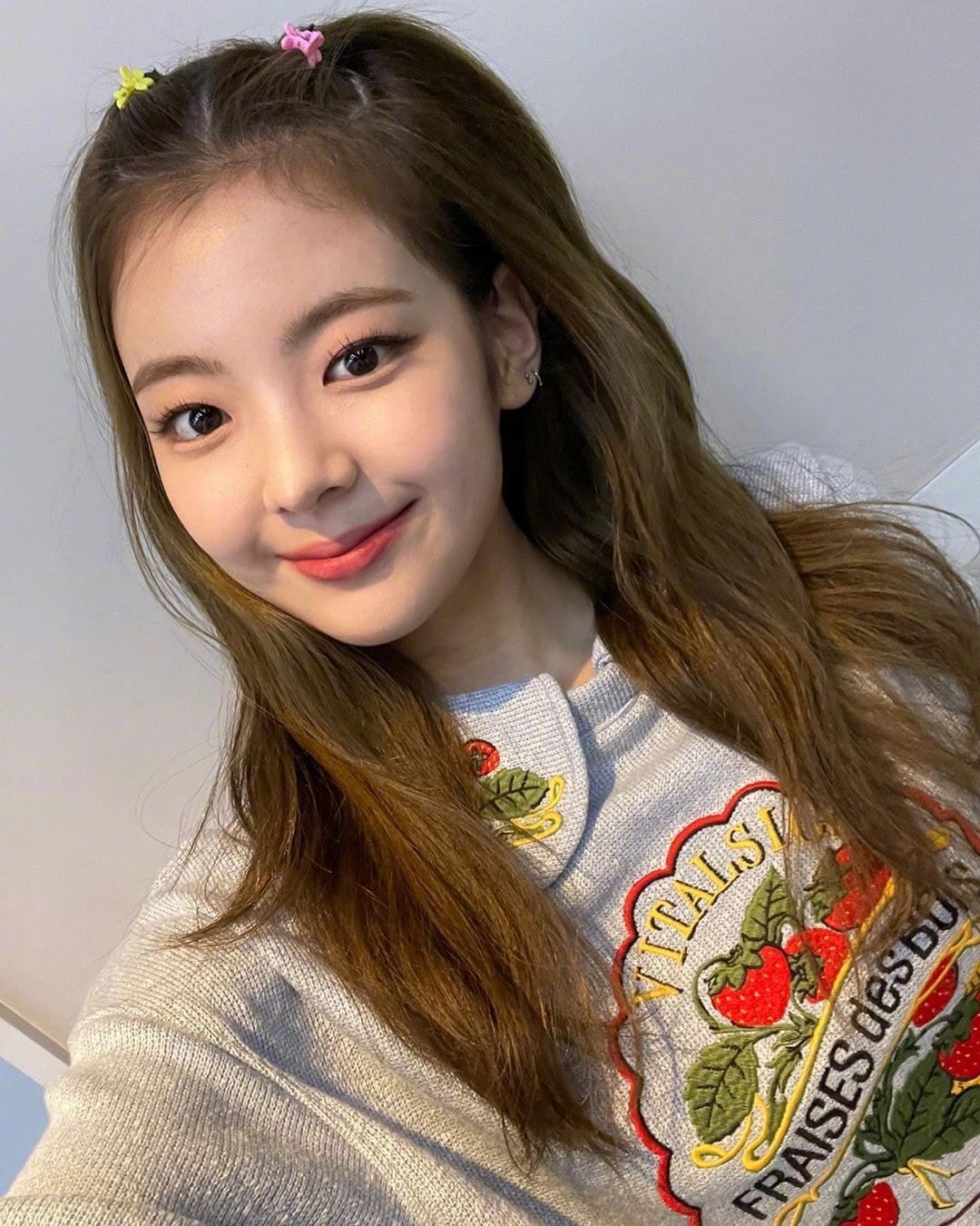 itzy主唱lia晒可爱自拍:太甜啦!