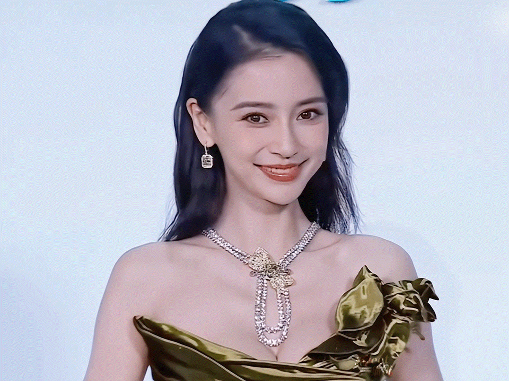 杨颖金色抹胸长裙# angelababy今日活动路透,金色长裙好美～#angela