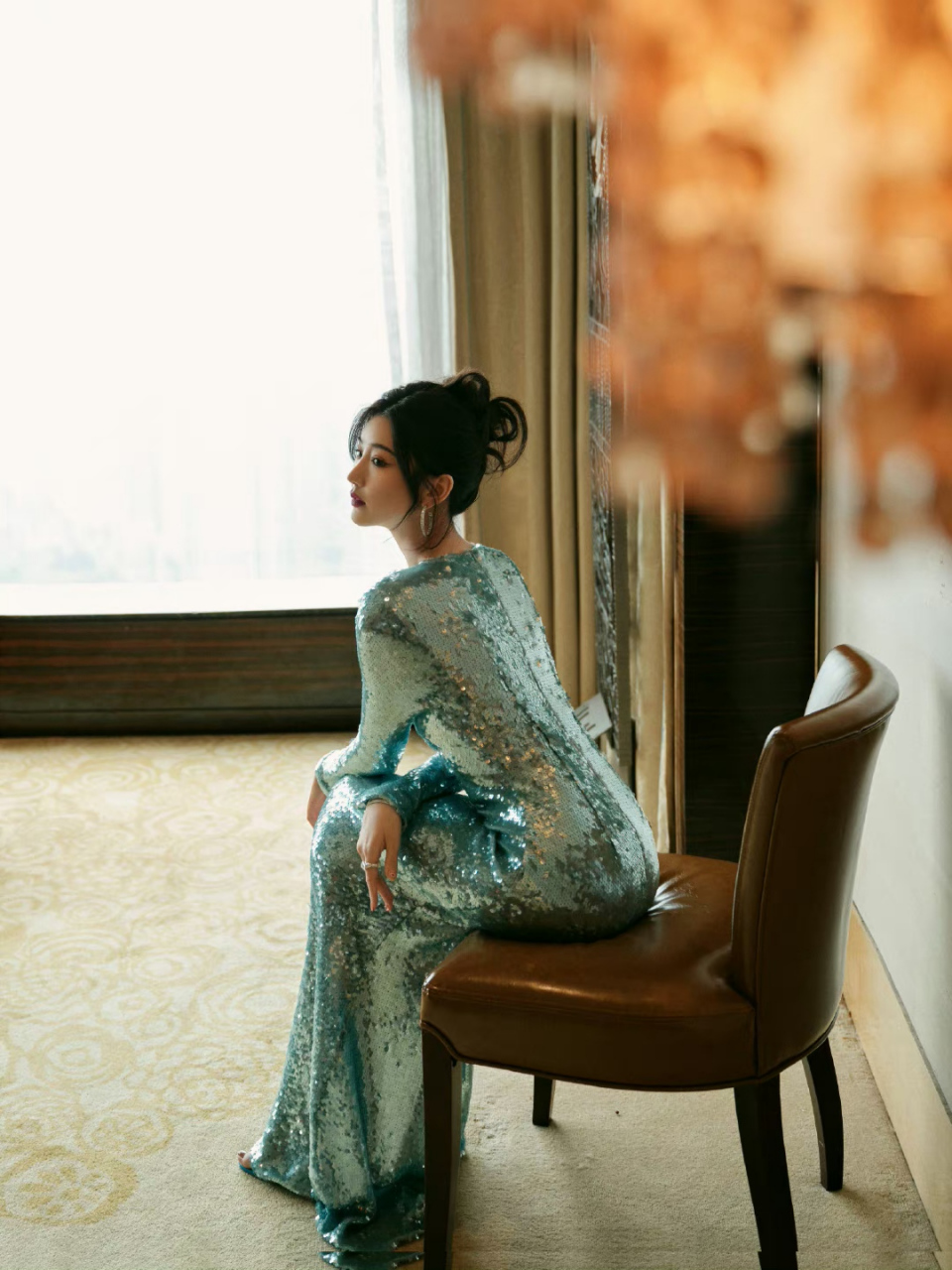 毛晓彤# 一袭蓝色深v亮片礼裙,肤白貌美的容颜,窈窕曼妙的身材.