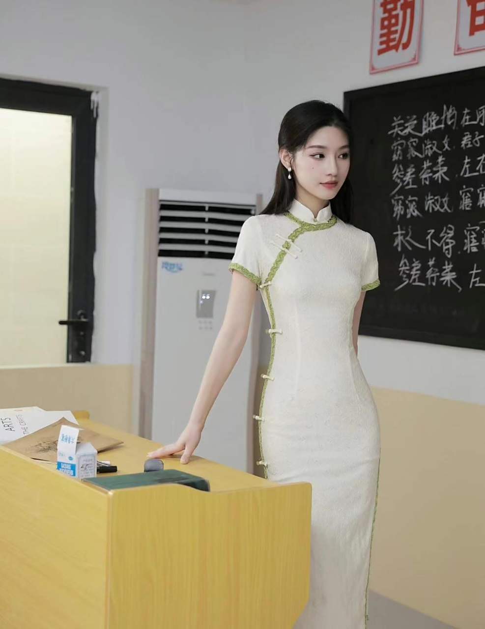 女教师穿旗袍上课自拍图,第一印象感觉还是非常不错的,显现了她的