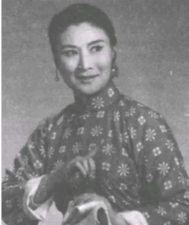 言慧珠曾演阿庆嫂,童芷苓曾是初代"方海珍",只是言慧珠可惜了