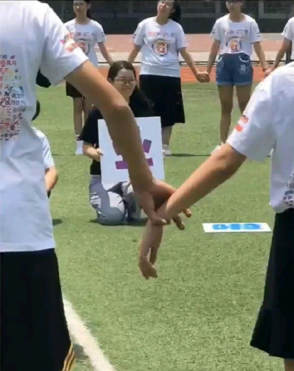 瞧把左侧男生的手握的又多紧,右侧的女孩只抓住了手腕,这样的谦谦君子