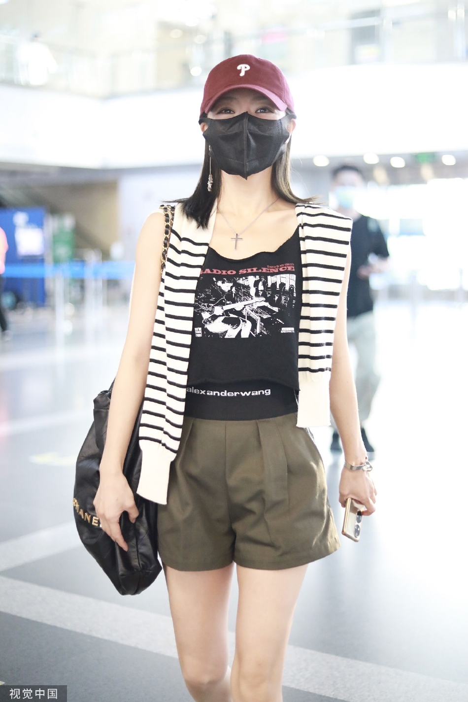 组图：邓家佳戴小红帽现身机场 穿条纹上衣造型简约长腿吸睛第3张图片