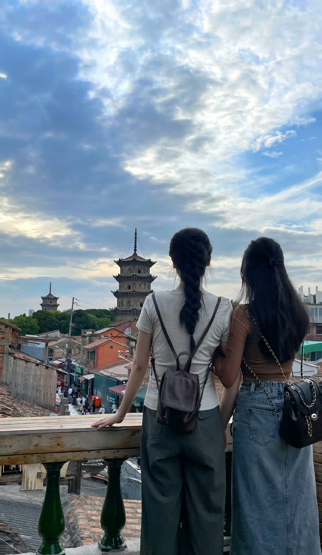 爸妈养老钱也被花完了还倒欠七八十万甚至母女出游真实背影图片姐妹
