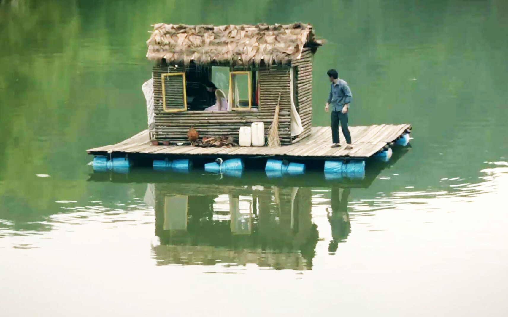 湖中有个神秘木屋，男人们每天排队上去，揭露人性丑陋的电影