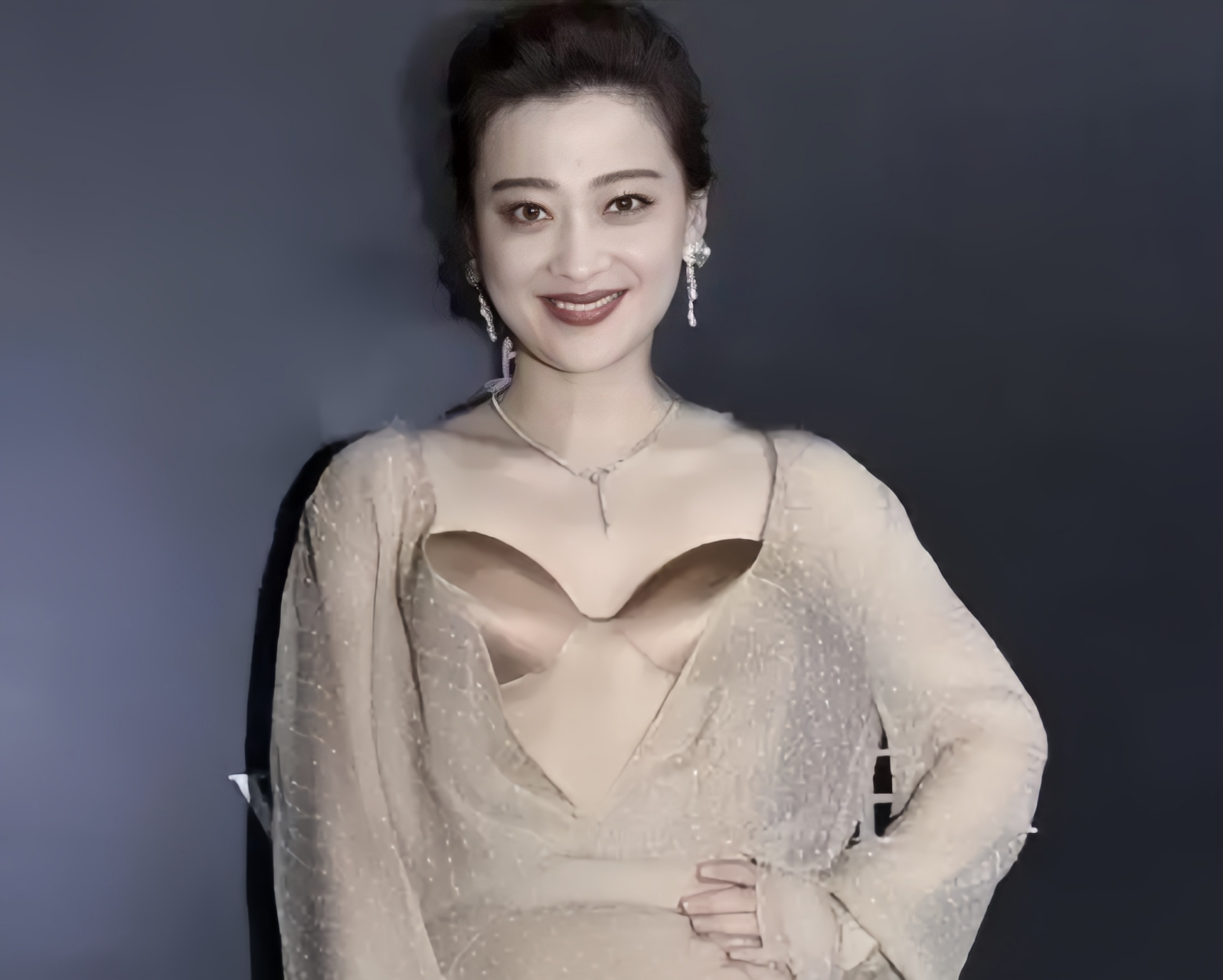 梅婷之前的照片展现出了她迷人的魅力,她穿着得体,风格性感又展现出