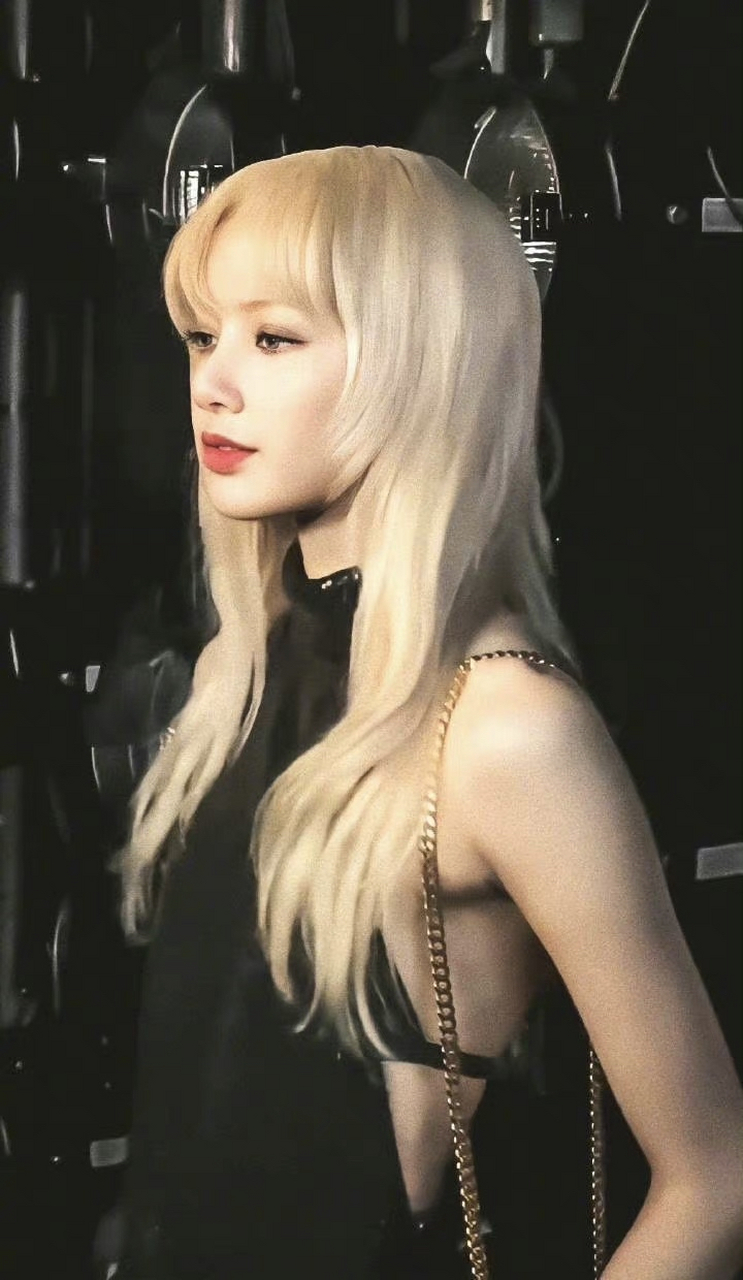 lisa跳钢管舞视频#   网友分享lisa跳钢管舞动态,这身材也太优越了!