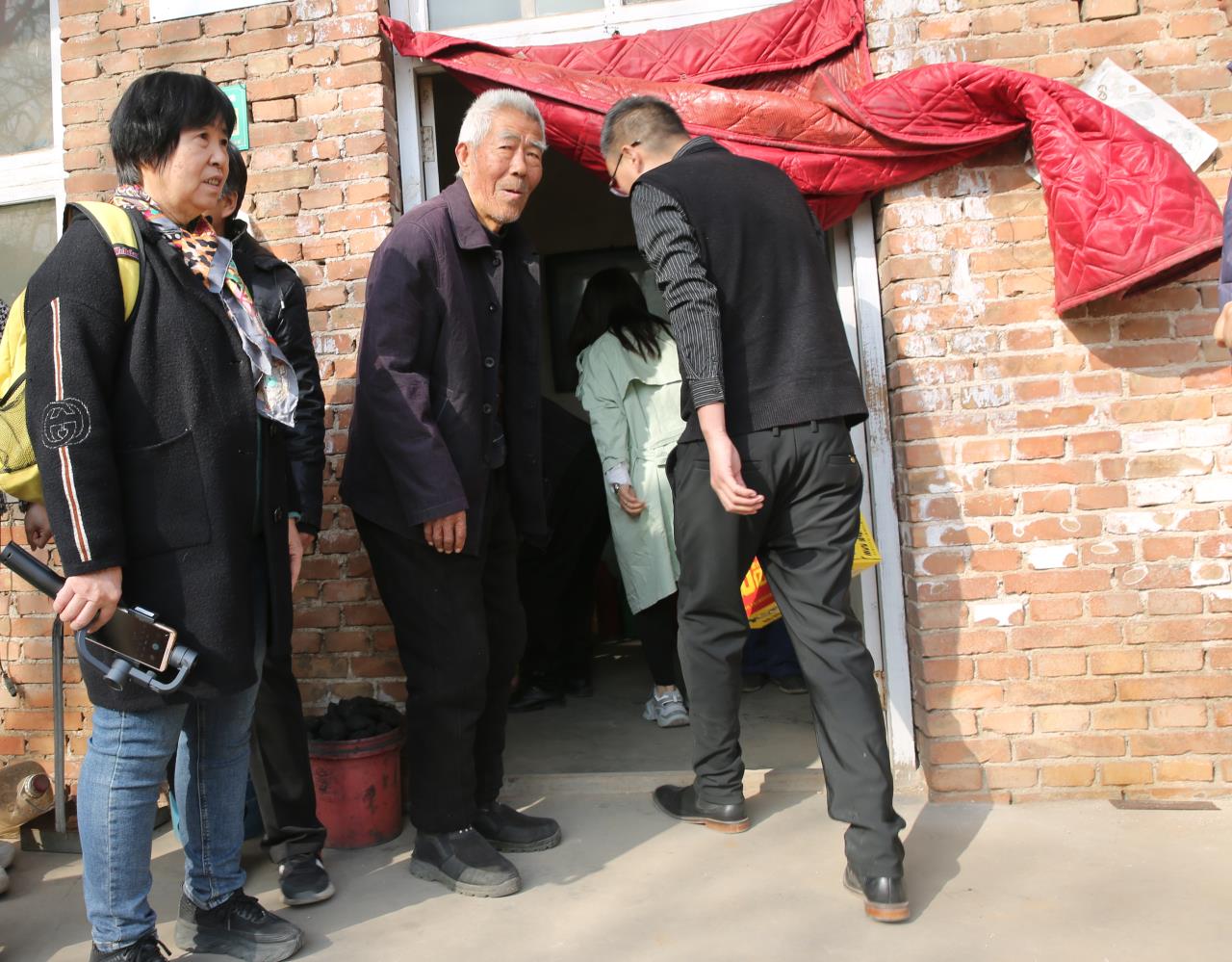 志愿者走进石坡头村学雷锋传美德