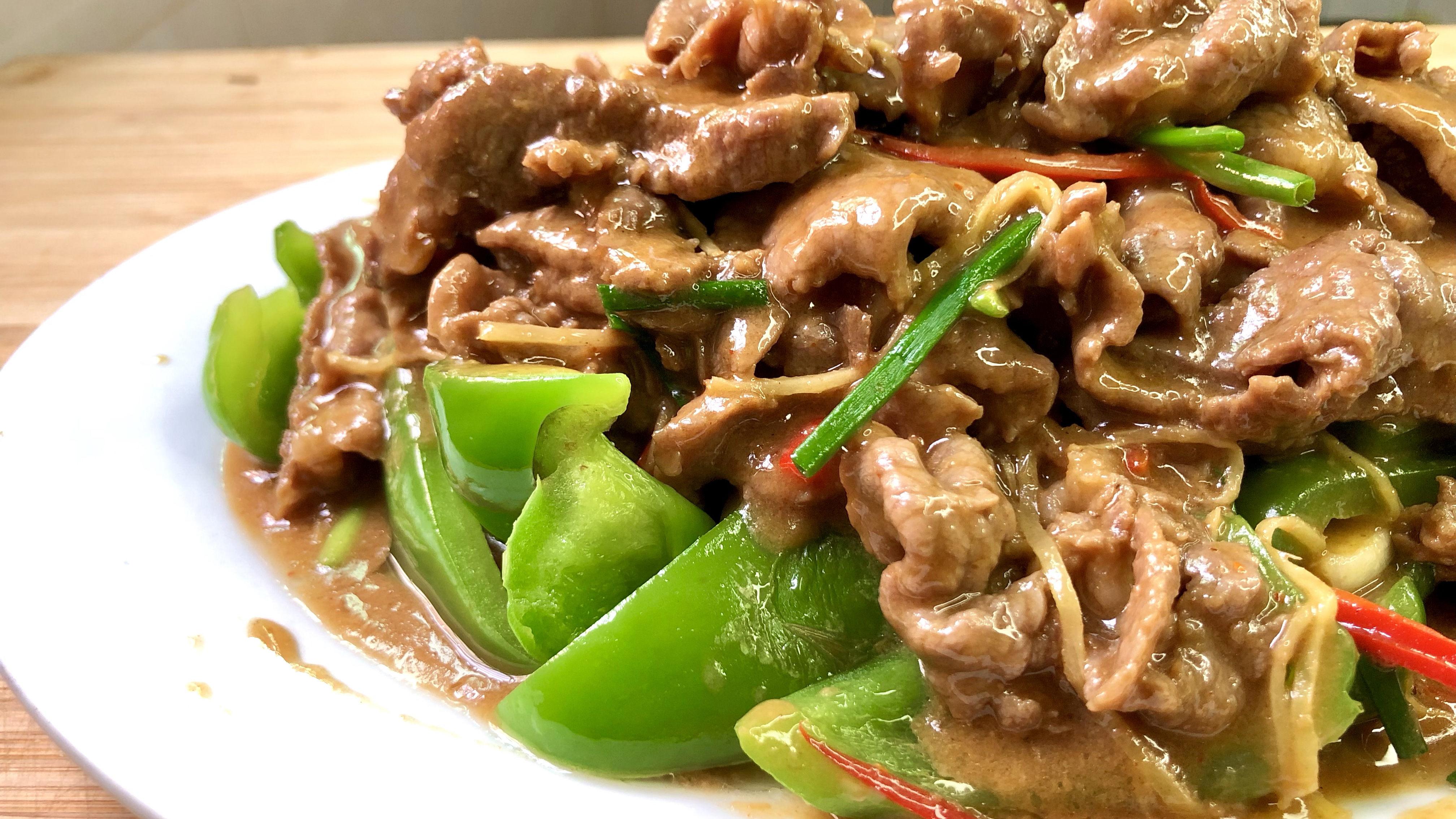 青椒牛肉，先炒牛肉还是青椒，大厨教你潮汕做法，鲜嫩多汁