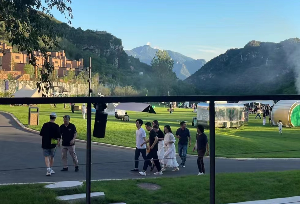 李健与才女老婆罕见同框,穿情侣装超恩爱,夫妻俩基因优秀不生娃