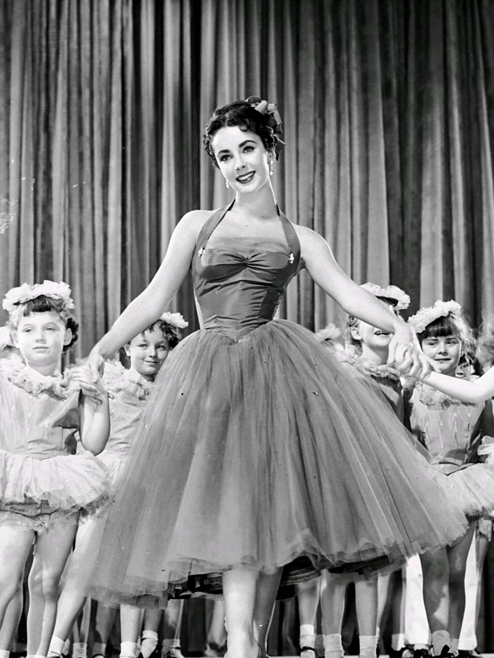 elizabeth taylor伊丽莎白泰勒1952《玉女求凰》,胳膊好细,小腿细大腿