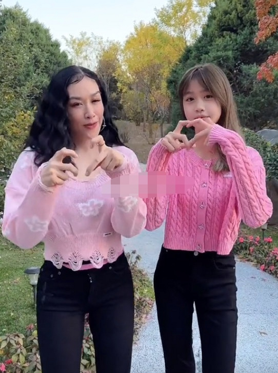 钟丽缇的两个女儿都长大了好多啊,考拉的身高比钟丽缇都要高了,而且两