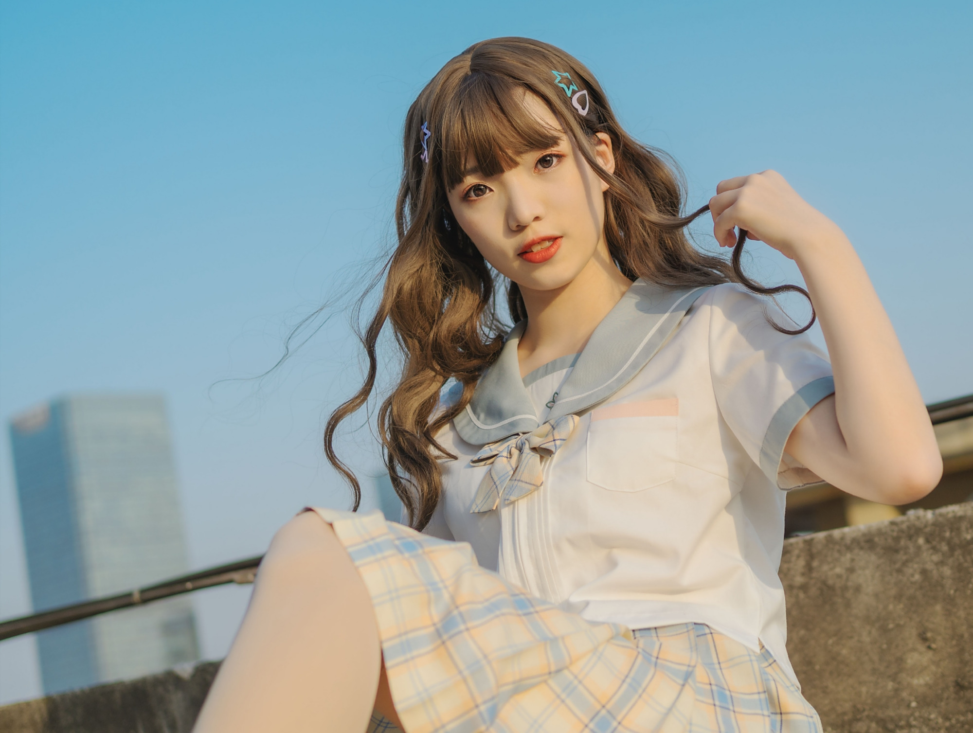 楼顶上穿jk制服配肉丝裤袜的女孩,向日葵与书,你更喜欢哪一个?