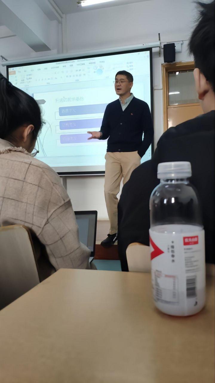 来听罗翔老师讲课了!