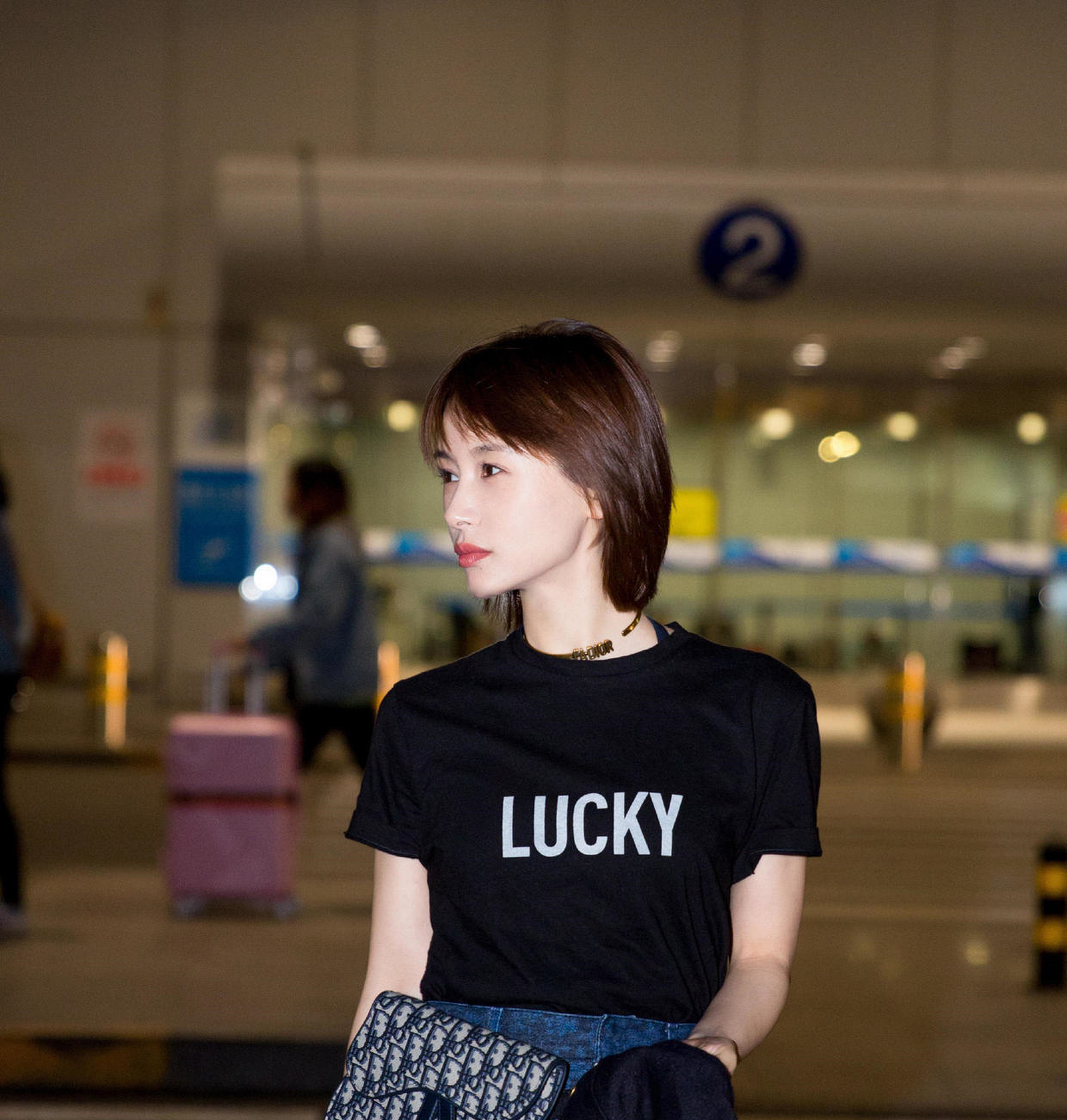 王子文身材"火辣",锁骨短发配吊带连衣裙魅力十足,身材真有料