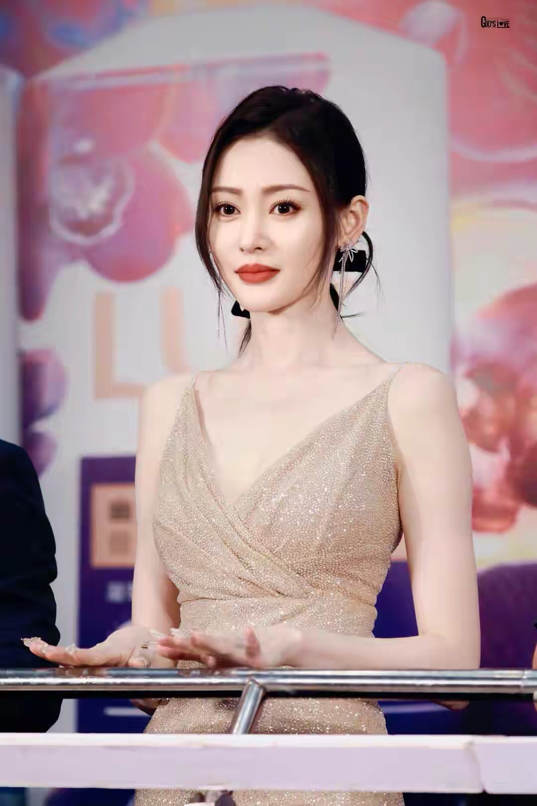 张天爱出席活动,一袭鎏金吊带礼裙,美目流盼,美艳绝伦