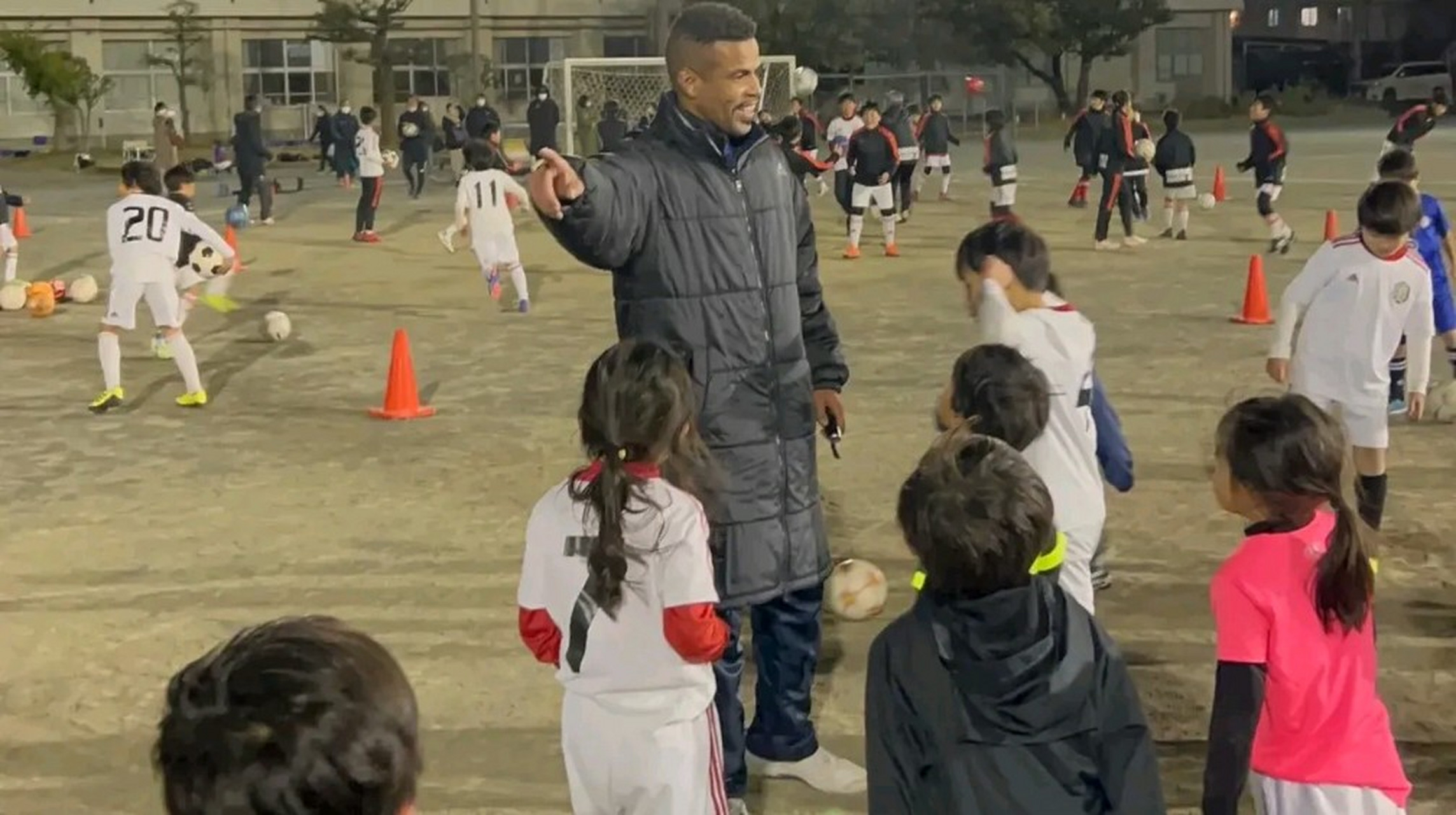 前日本混血球星三都主在退役后并没有离开日本,而是踏踏实实在神户的