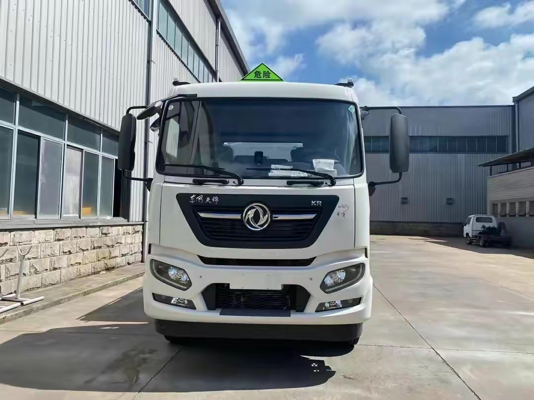 东风天锦10吨油罐车