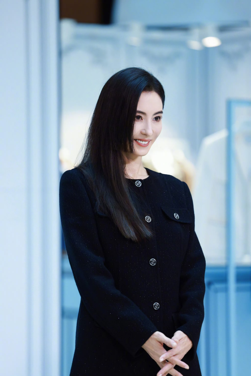 张柏芝公主切发型# 今日张柏芝应邀出席时尚活动,身穿细闪花呢匆侣