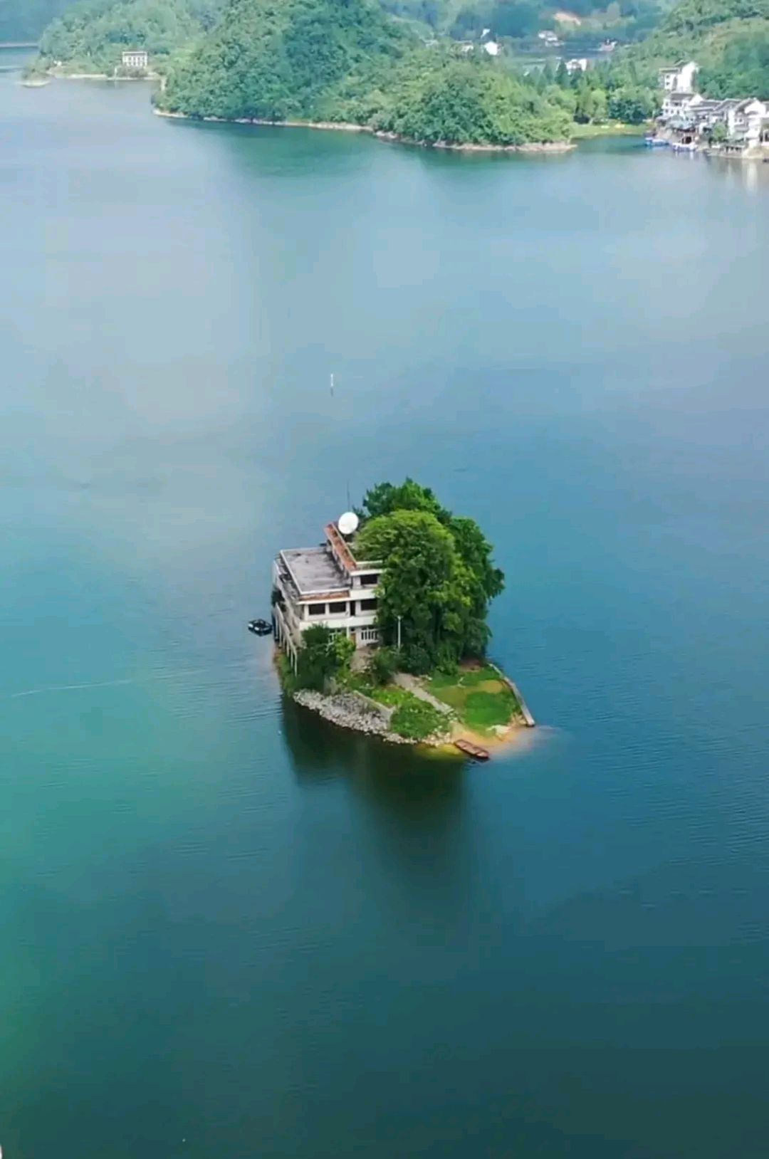 贵阳百花湖,独居岛上的人家一栋三层大房子,你们羡慕吗?