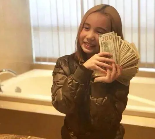 看完李雪健和周星驰的座驾后,才明白一个人越是缺乏什么