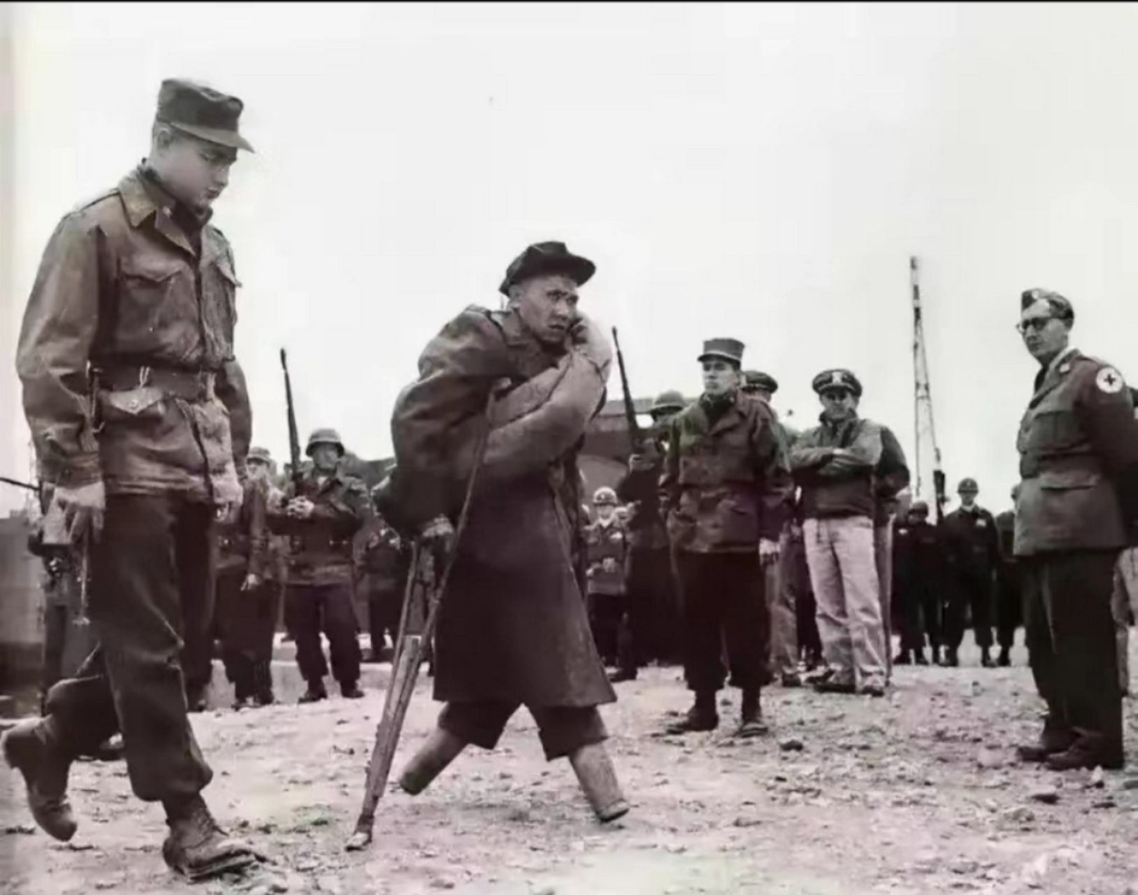 历史老照片,1953年,朝鲜战争结束后,一名失去双脚的志愿军战士走出