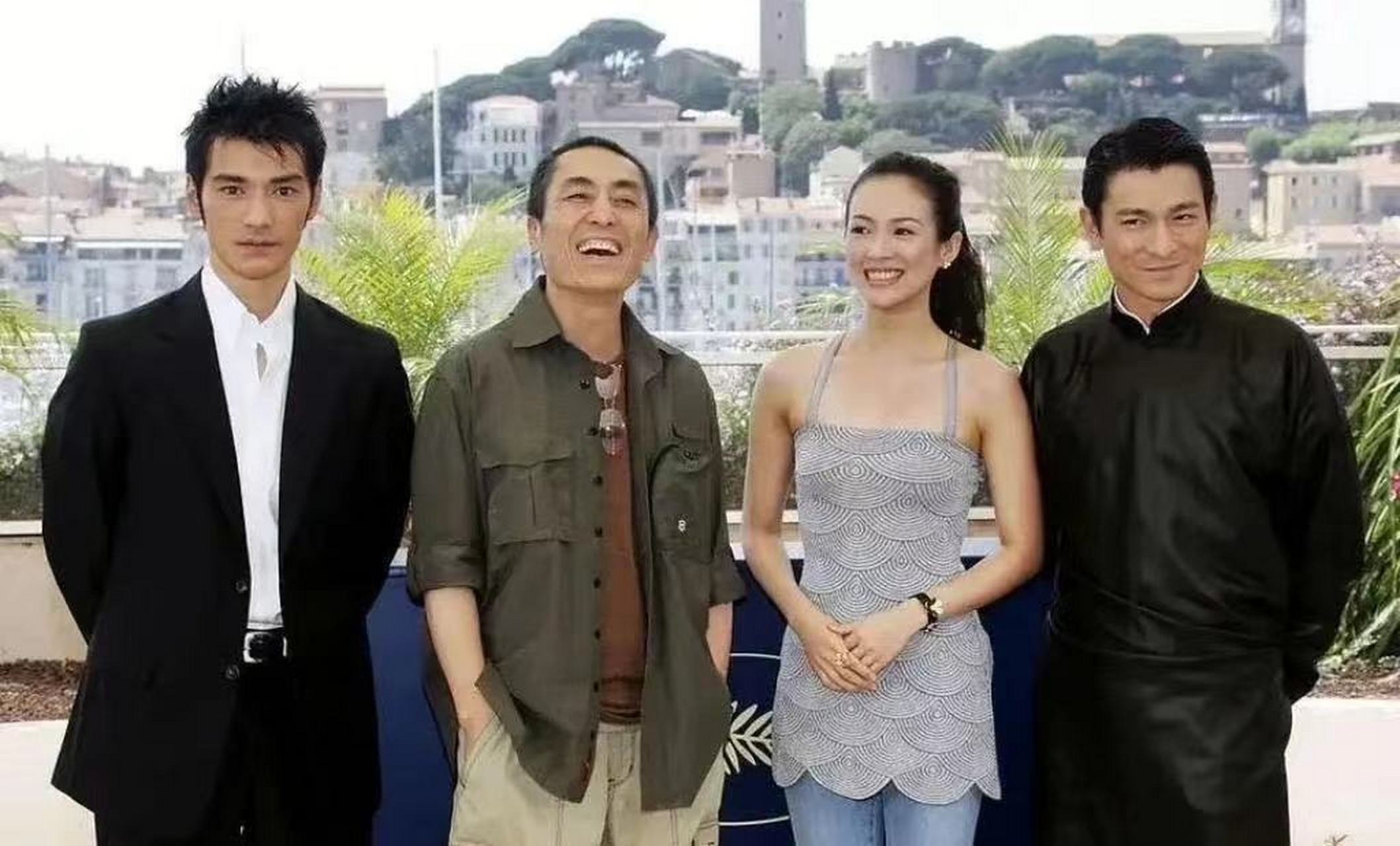 2004年,金城武,刘德华,章子怡和张艺谋在国外参加影展时的一张合影