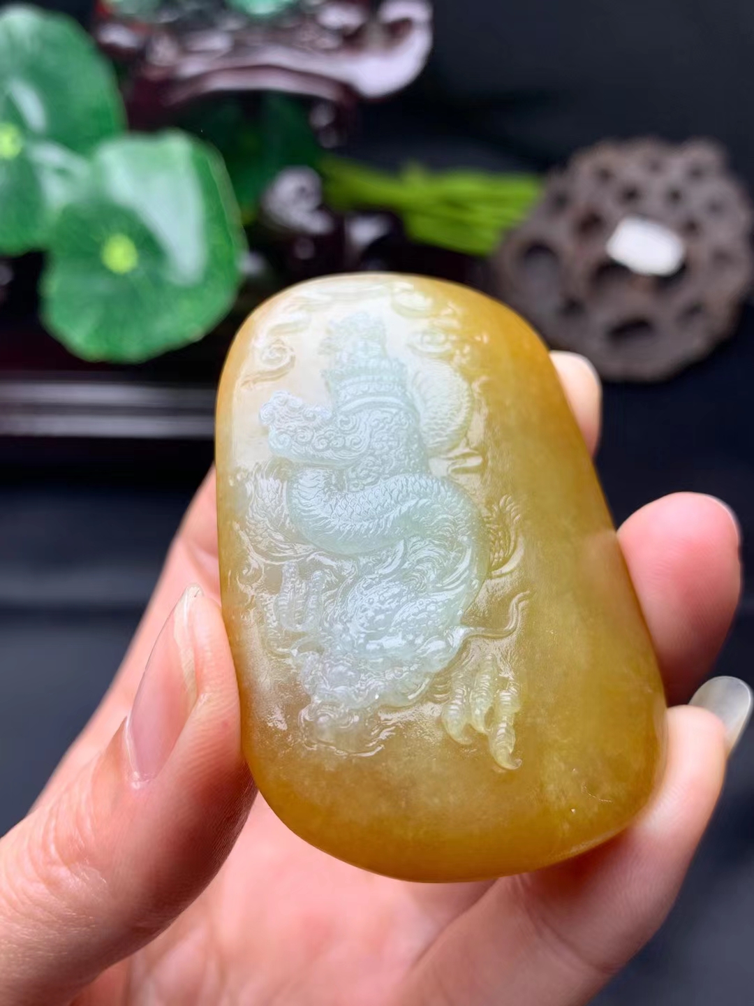 黄翡俏色巧雕龙牌