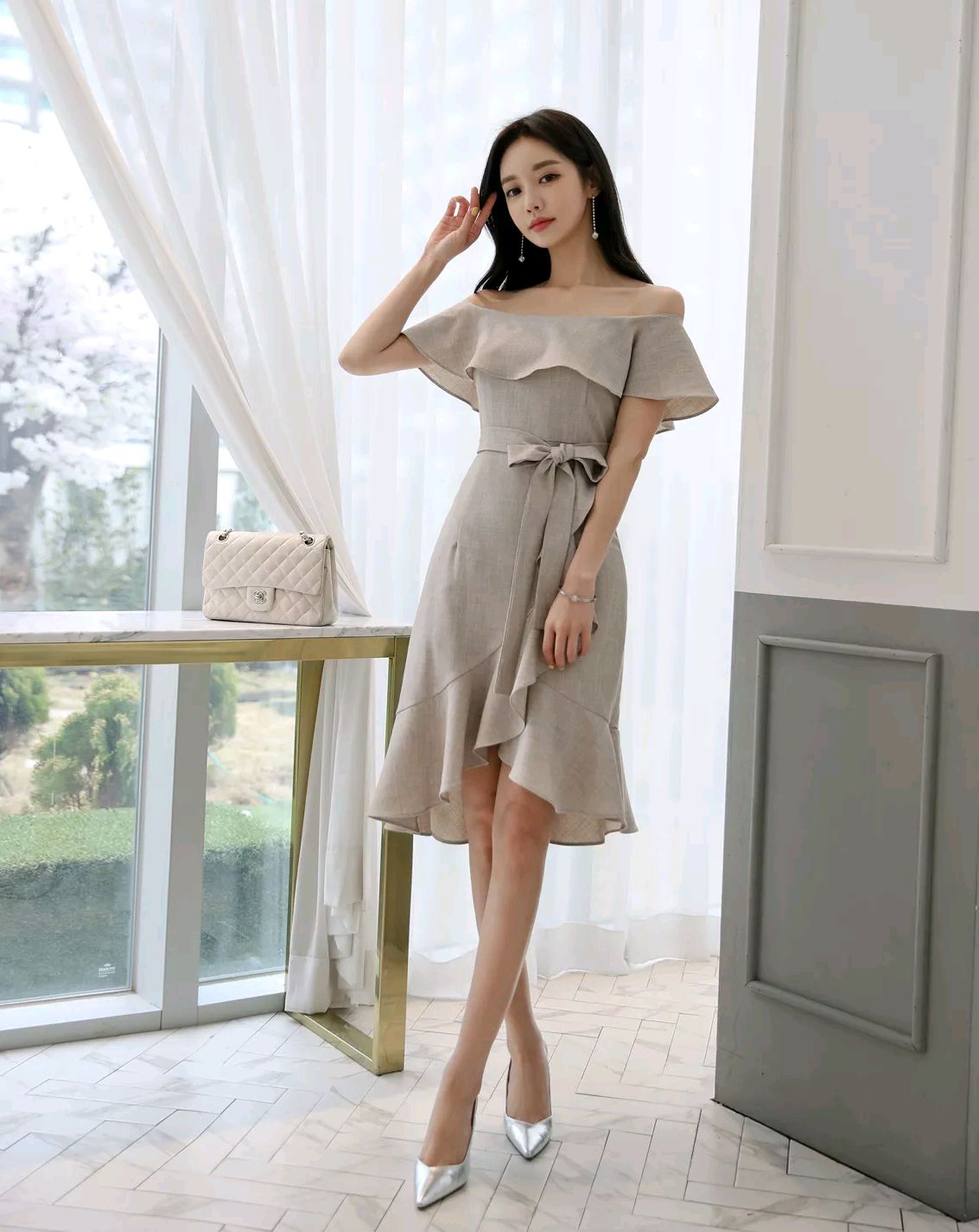 孙允珠:冰褐色西贡咖啡香磨束腰衣裙