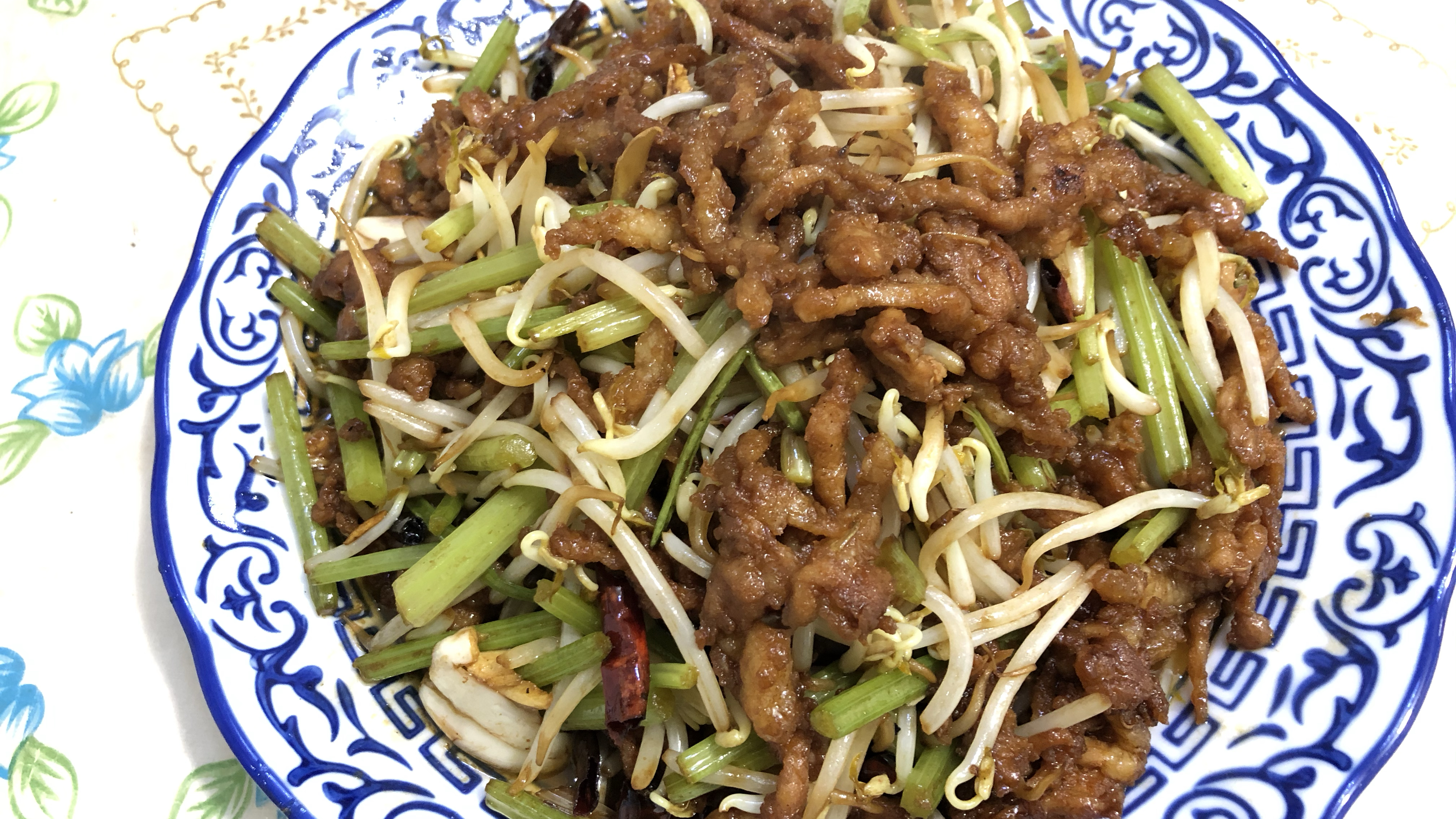 鲁西南名吃,醋溜肉丝,酸辣可口,开胃又下饭。在配几瓶酒,是味