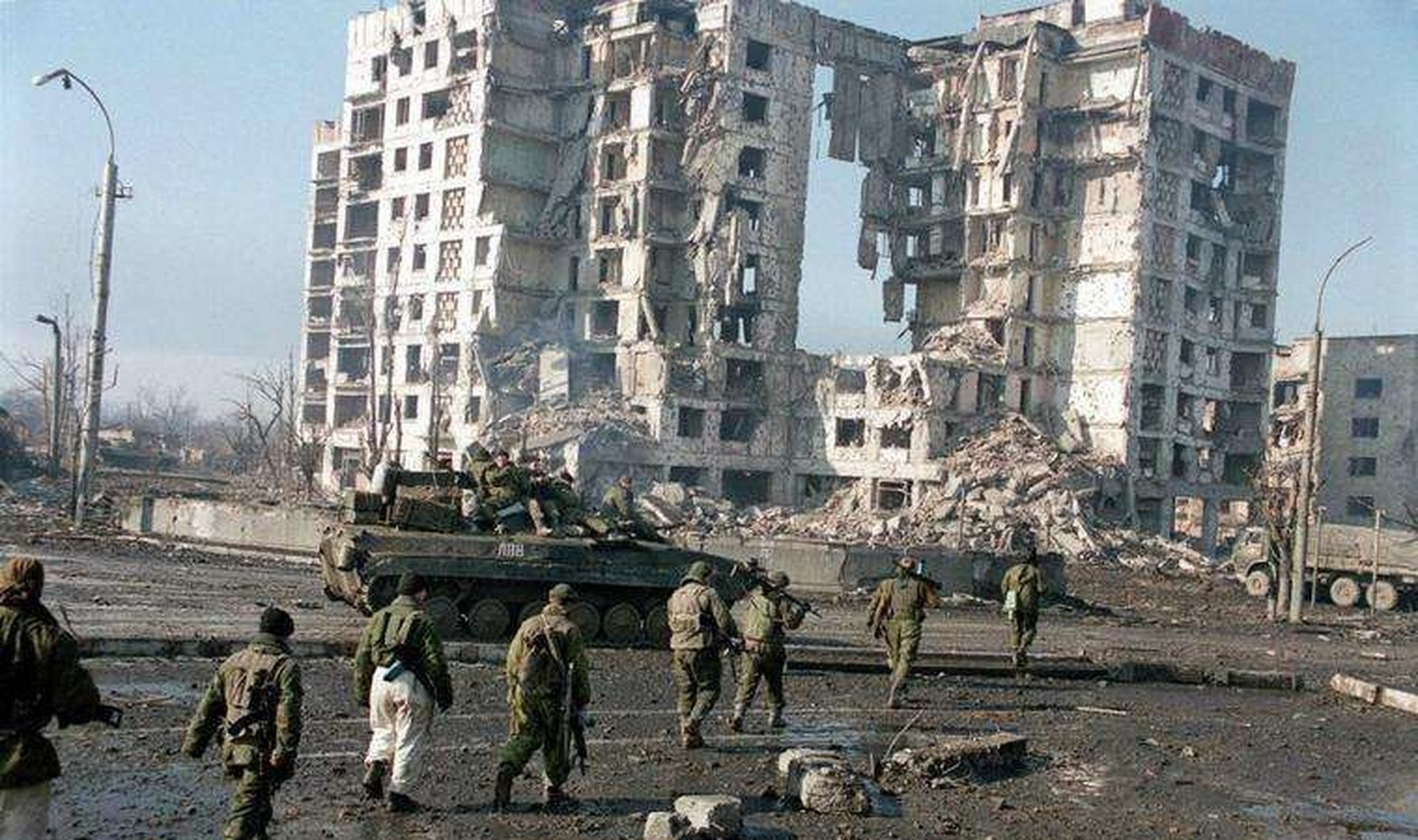 科索沃战争将俄罗斯彻底挤出了东欧的传统势力范围,为俄乌战争的飞