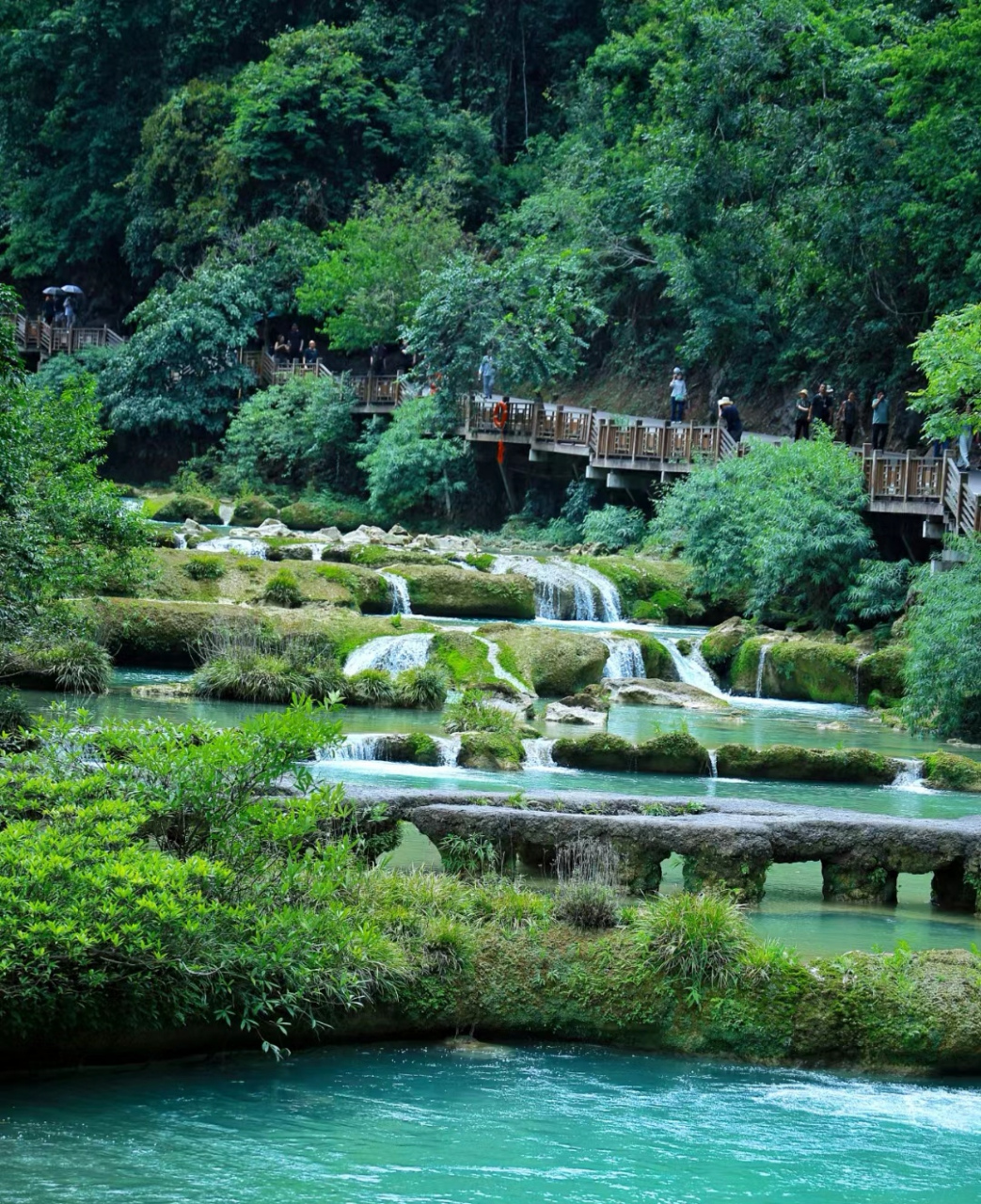 翠谷瀑布悬于群山之腰,是小七孔景区落差最大的瀑布,瀑高60多米,远看