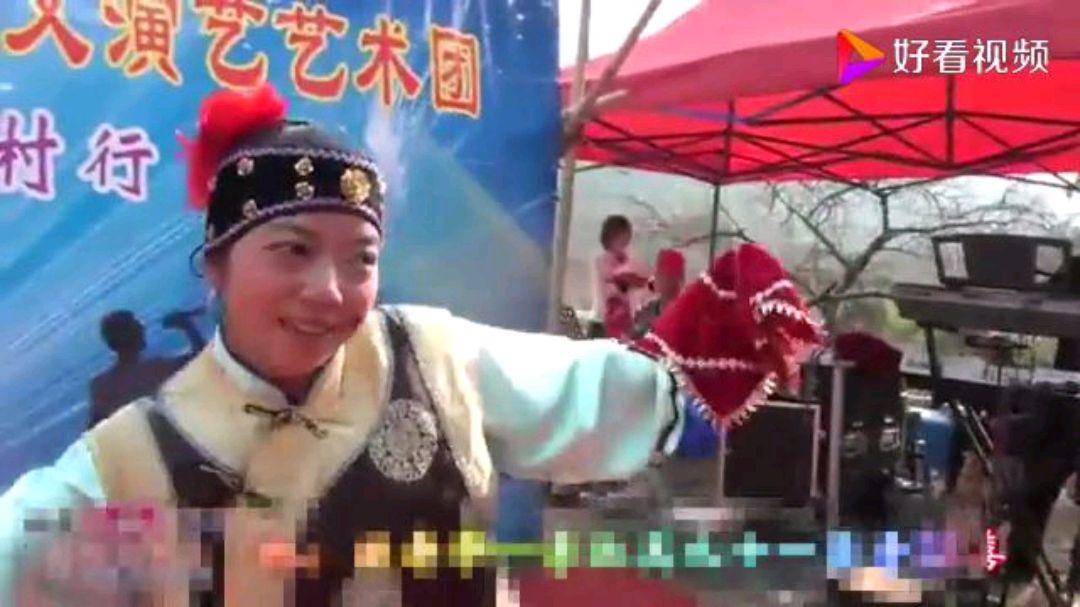 桂林民间艺人的媒婆跳公鸡舞形象开场表演很搞笑